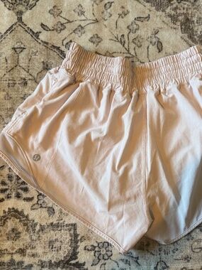 Lilac Lululemon Hotty Hot shorts mid rise in size S